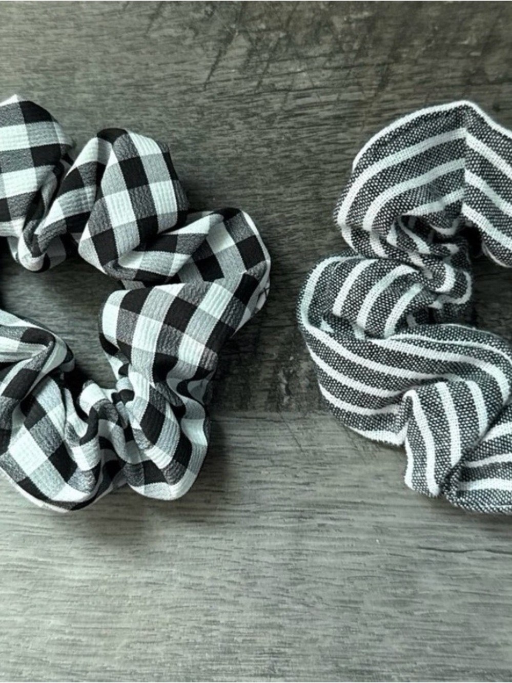 2 scrunchies
